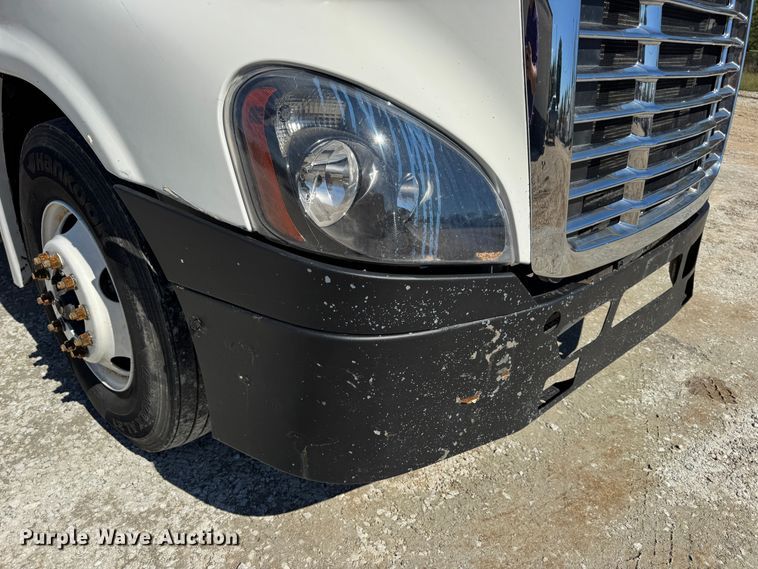 image for item DO2296 2010 Freightliner Cascadia semi truck