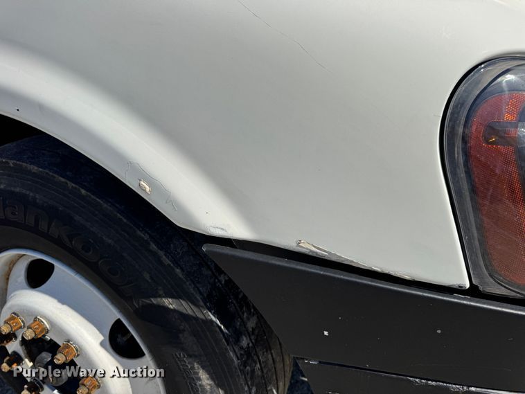 image for item DO2296 2010 Freightliner Cascadia semi truck