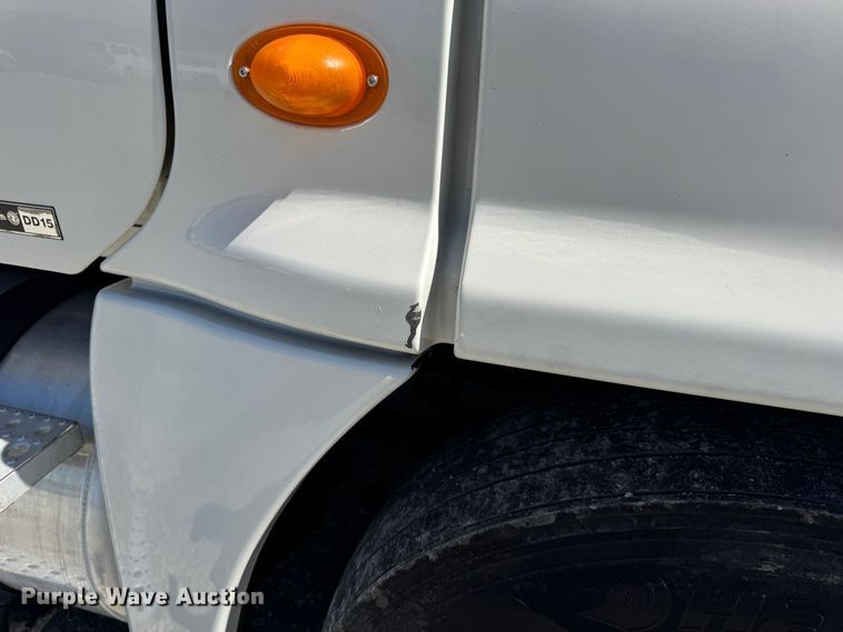 image for item DO2296 2010 Freightliner Cascadia semi truck