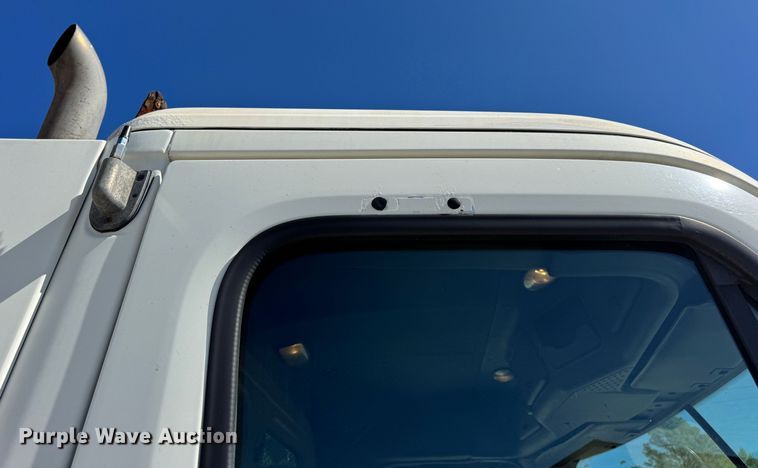 image for item DO2296 2010 Freightliner Cascadia semi truck