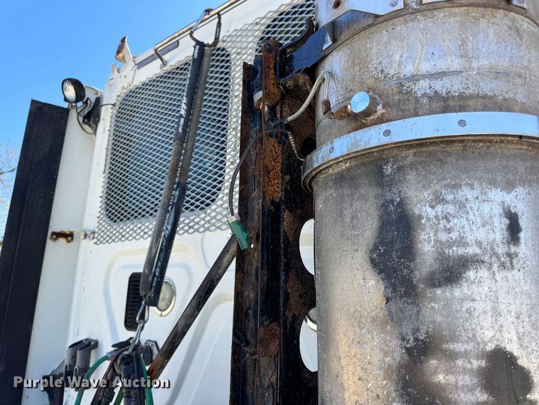 image for item DO2296 2010 Freightliner Cascadia semi truck