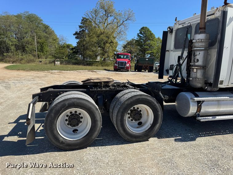 image for item DO2296 2010 Freightliner Cascadia semi truck