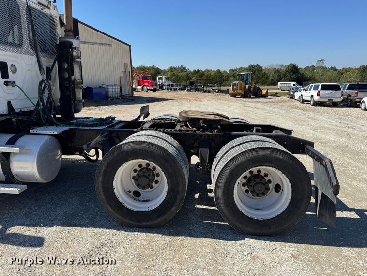 image for item DO2296 2010 Freightliner Cascadia semi truck