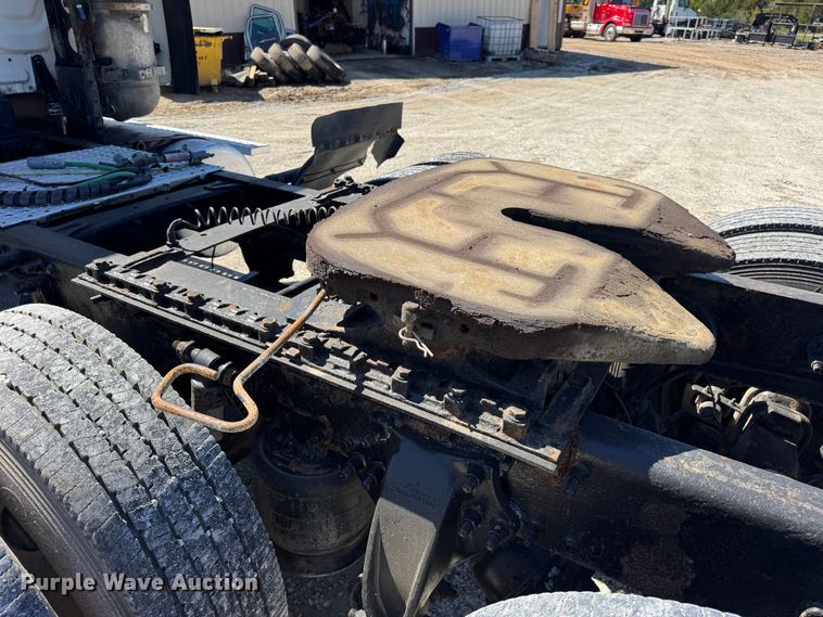 image for item DO2296 2010 Freightliner Cascadia semi truck