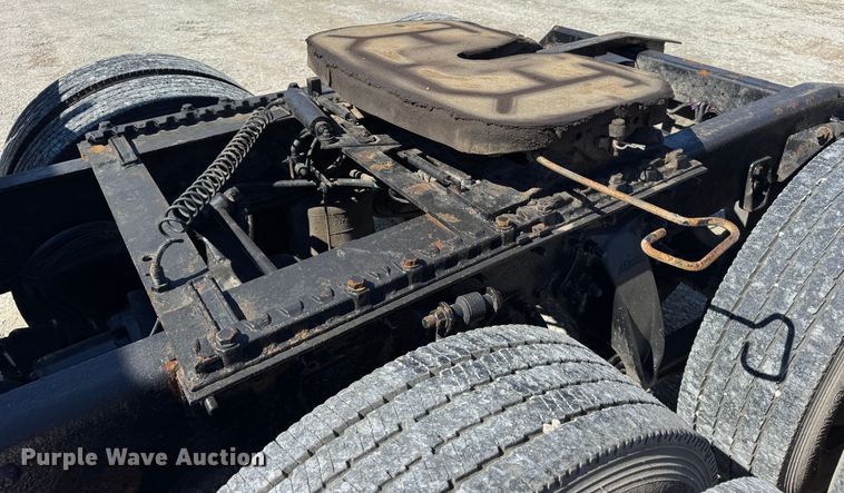 image for item DO2296 2010 Freightliner Cascadia semi truck