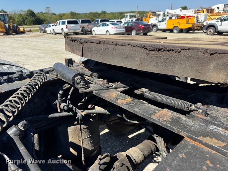 image for item DO2296 2010 Freightliner Cascadia semi truck