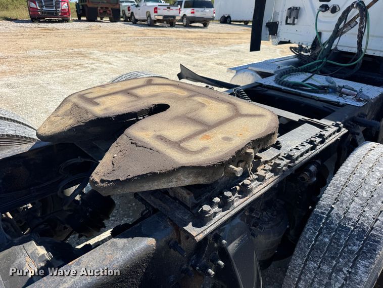 image for item DO2296 2010 Freightliner Cascadia semi truck