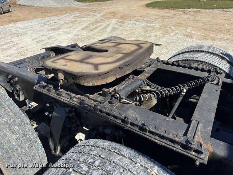 image for item DO2296 2010 Freightliner Cascadia semi truck