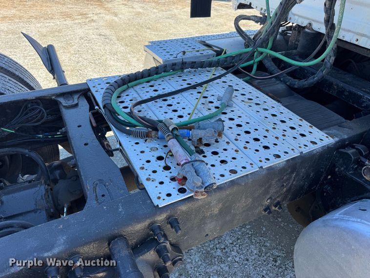 image for item DO2296 2010 Freightliner Cascadia semi truck