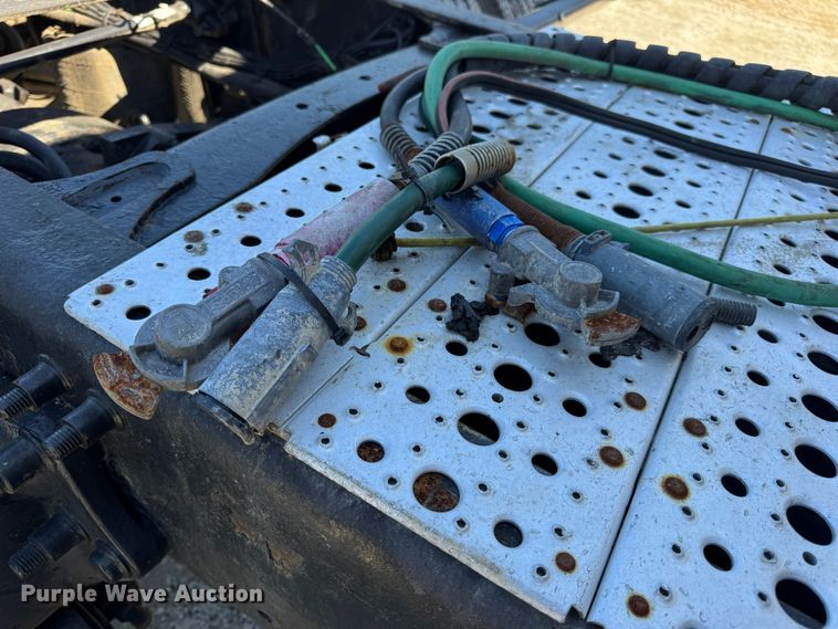 image for item DO2296 2010 Freightliner Cascadia semi truck