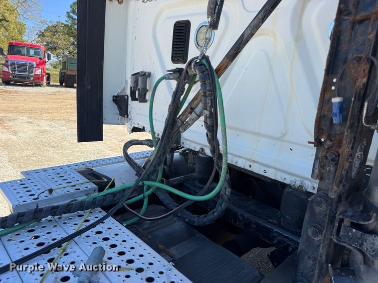 image for item DO2296 2010 Freightliner Cascadia semi truck