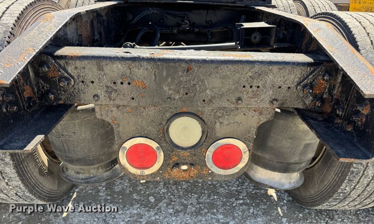 image for item DO2296 2010 Freightliner Cascadia semi truck