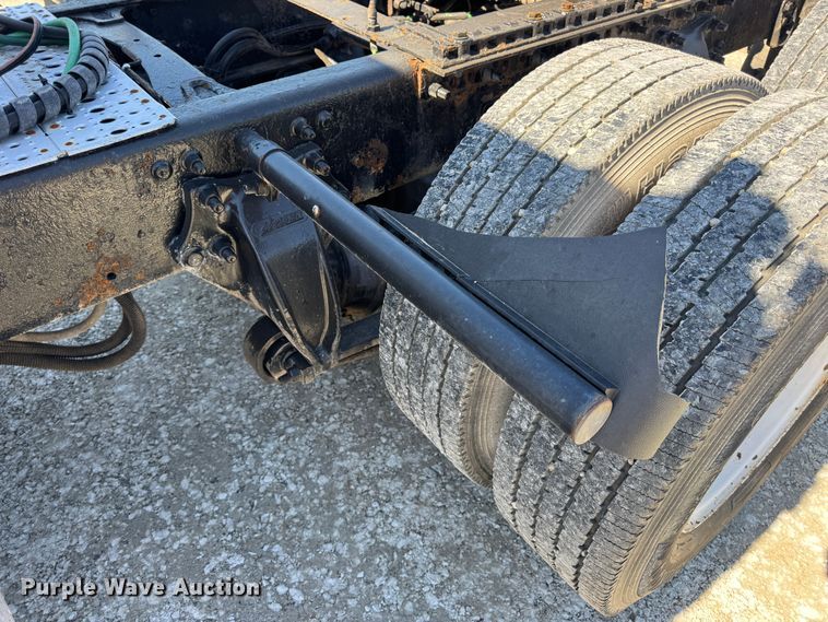 image for item DO2296 2010 Freightliner Cascadia semi truck