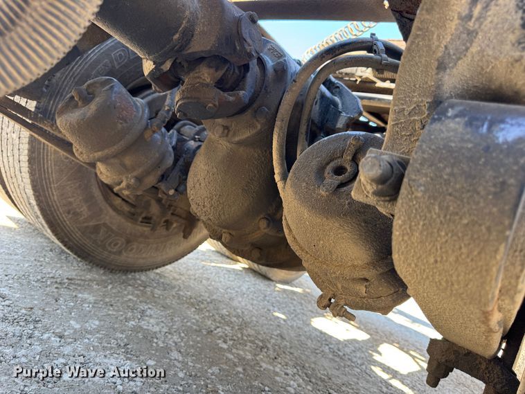 image for item DO2296 2010 Freightliner Cascadia semi truck