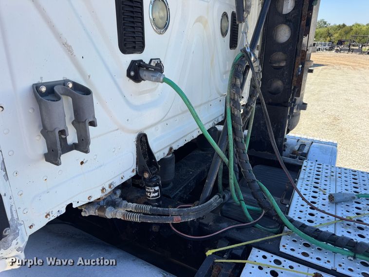 image for item DO2296 2010 Freightliner Cascadia semi truck