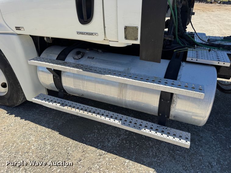 image for item DO2296 2010 Freightliner Cascadia semi truck