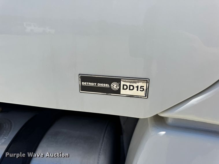 image for item DO2296 2010 Freightliner Cascadia semi truck