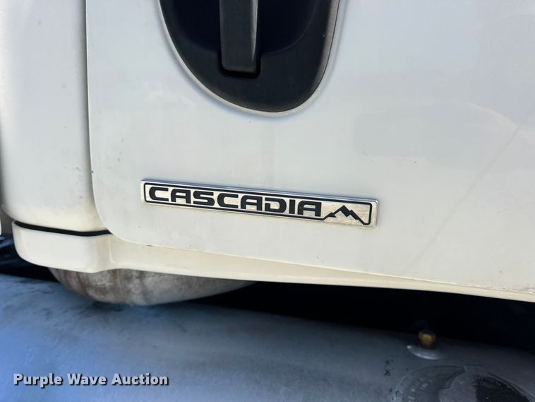 image for item DO2296 2010 Freightliner Cascadia semi truck