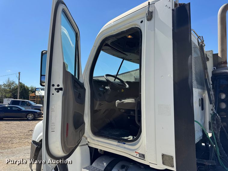 image for item DO2296 2010 Freightliner Cascadia semi truck