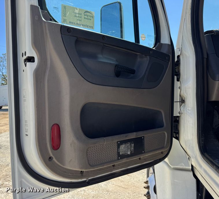 image for item DO2296 2010 Freightliner Cascadia semi truck