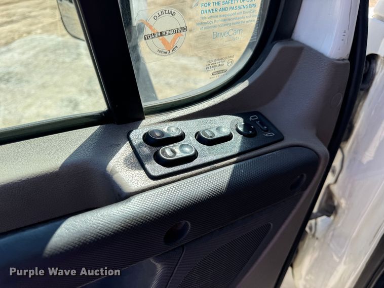 image for item DO2296 2010 Freightliner Cascadia semi truck