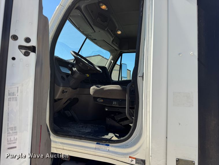 image for item DO2296 2010 Freightliner Cascadia semi truck