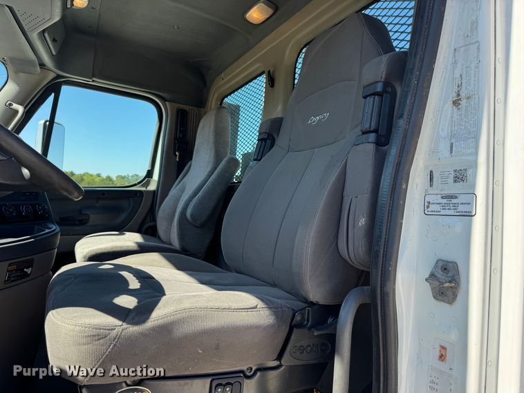 image for item DO2296 2010 Freightliner Cascadia semi truck