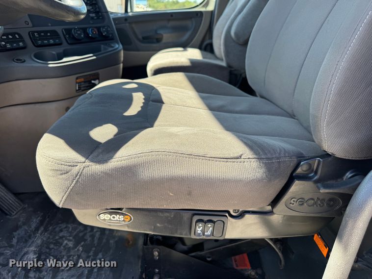 image for item DO2296 2010 Freightliner Cascadia semi truck