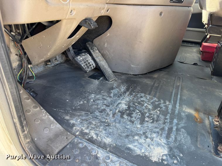 image for item DO2296 2010 Freightliner Cascadia semi truck