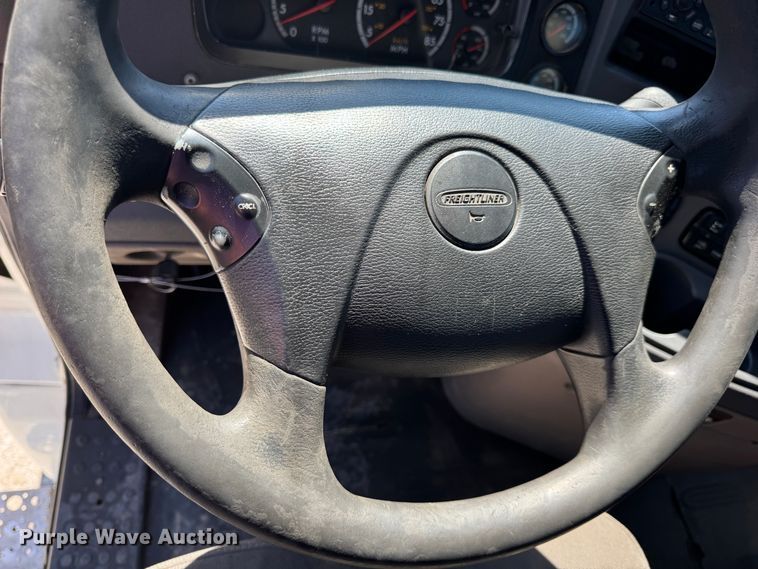 image for item DO2296 2010 Freightliner Cascadia semi truck