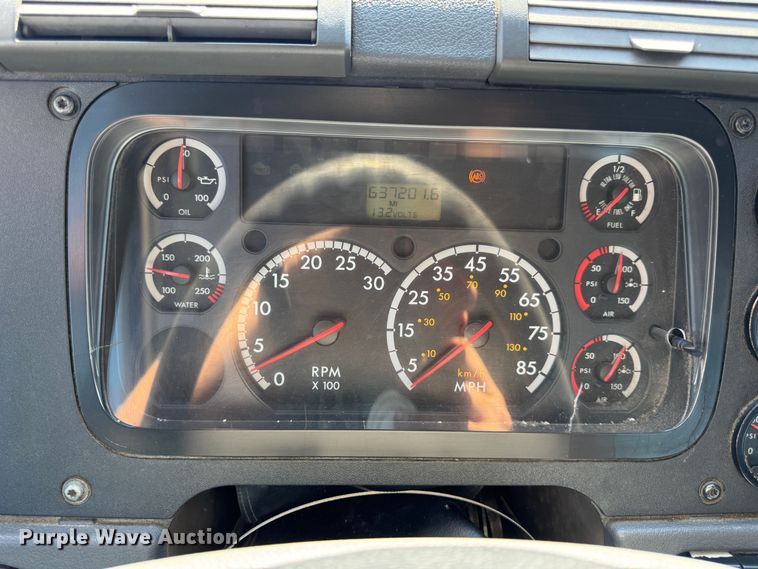 image for item DO2296 2010 Freightliner Cascadia semi truck