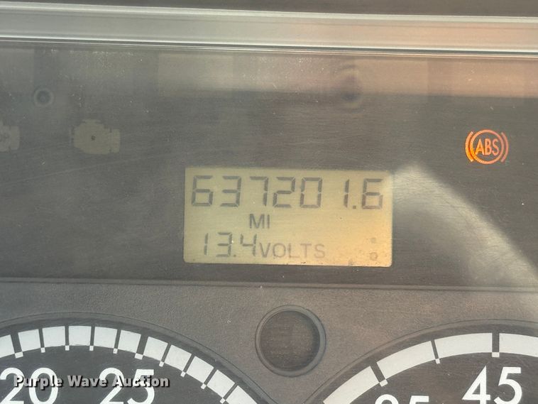 image for item DO2296 2010 Freightliner Cascadia semi truck