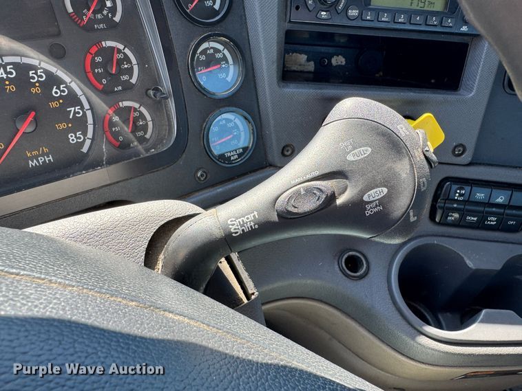 image for item DO2296 2010 Freightliner Cascadia semi truck