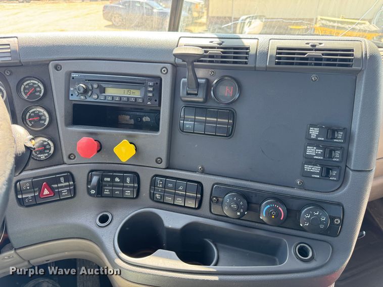 image for item DO2296 2010 Freightliner Cascadia semi truck