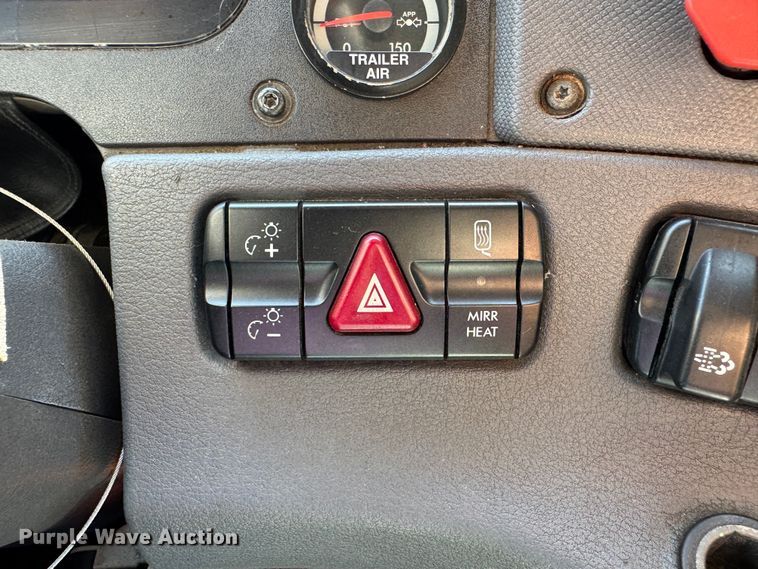 image for item DO2296 2010 Freightliner Cascadia semi truck