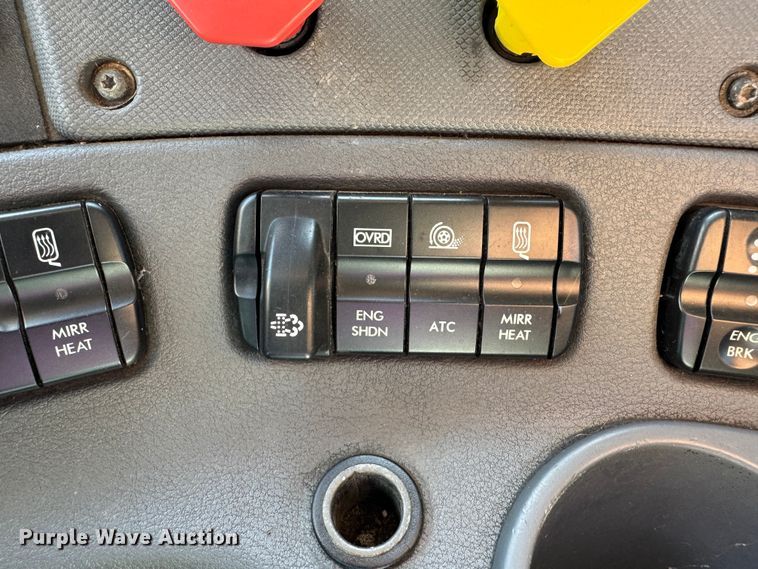 image for item DO2296 2010 Freightliner Cascadia semi truck