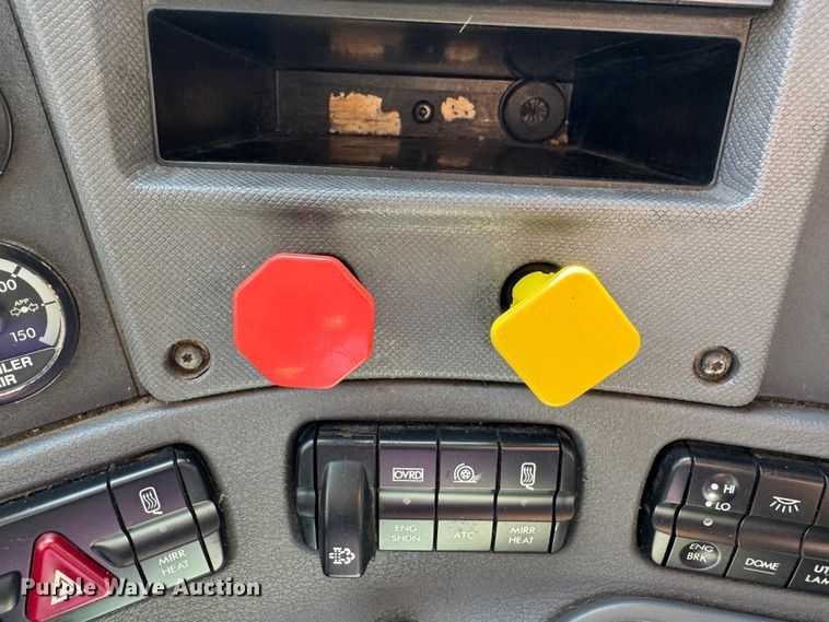 image for item DO2296 2010 Freightliner Cascadia semi truck