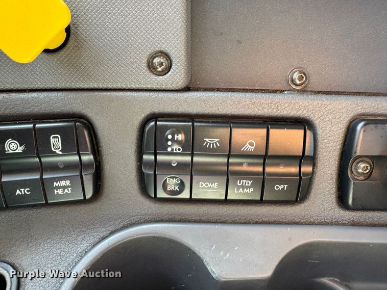 image for item DO2296 2010 Freightliner Cascadia semi truck