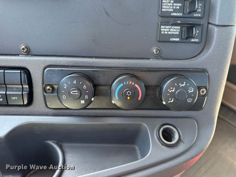 image for item DO2296 2010 Freightliner Cascadia semi truck