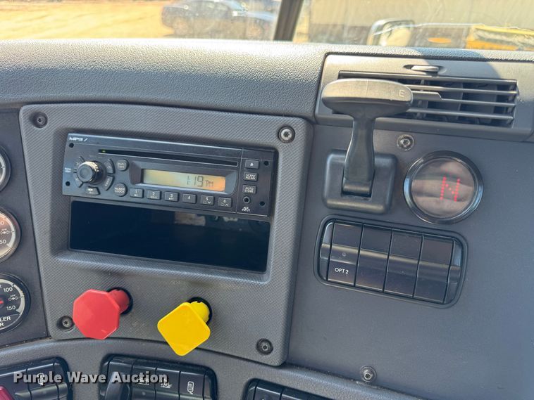 image for item DO2296 2010 Freightliner Cascadia semi truck