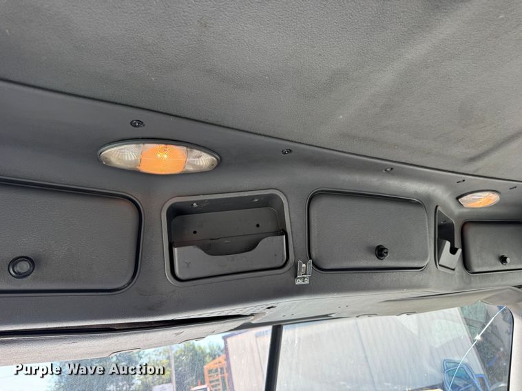 image for item DO2296 2010 Freightliner Cascadia semi truck