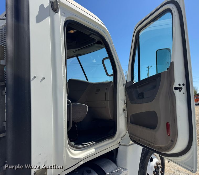 image for item DO2296 2010 Freightliner Cascadia semi truck