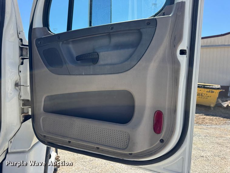 image for item DO2296 2010 Freightliner Cascadia semi truck