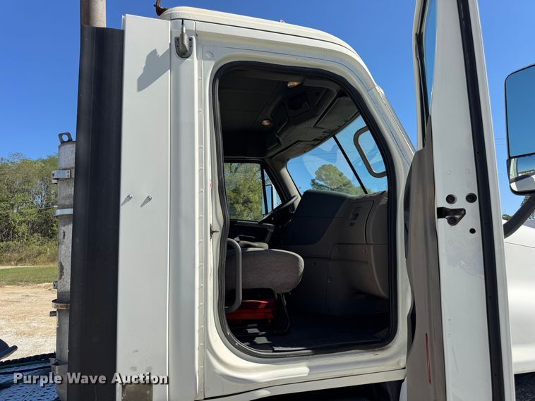 image for item DO2296 2010 Freightliner Cascadia semi truck