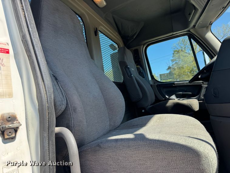 image for item DO2296 2010 Freightliner Cascadia semi truck