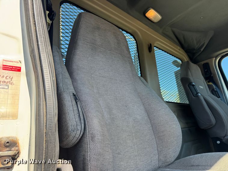 image for item DO2296 2010 Freightliner Cascadia semi truck