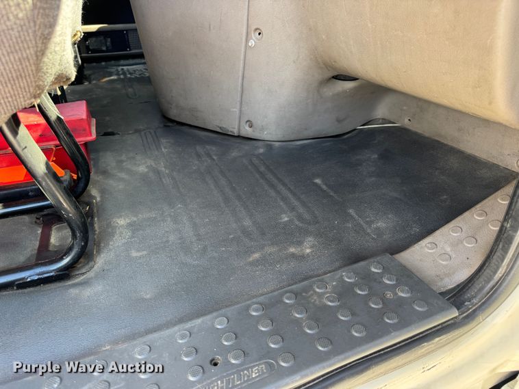 image for item DO2296 2010 Freightliner Cascadia semi truck