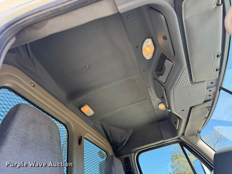 image for item DO2296 2010 Freightliner Cascadia semi truck