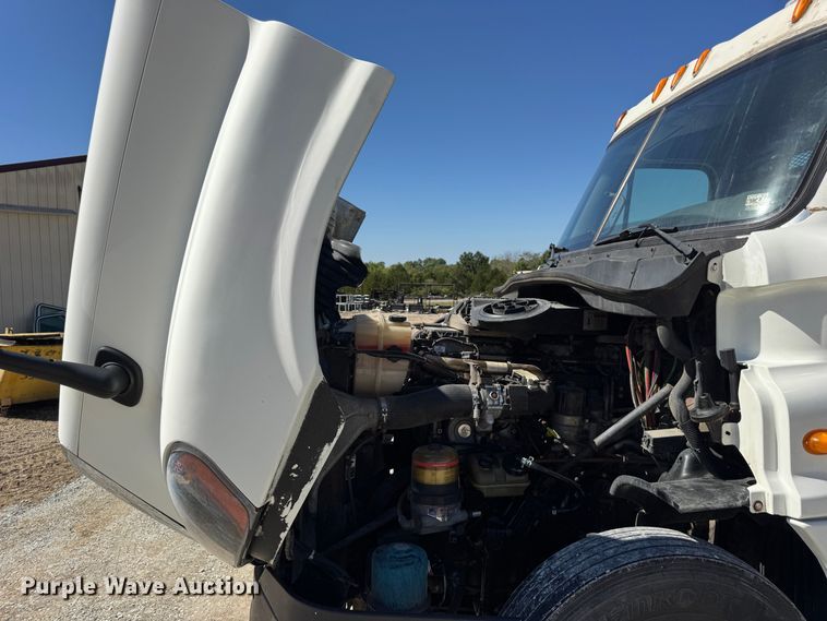 image for item DO2296 2010 Freightliner Cascadia semi truck