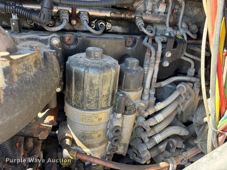 image for item DO2296 2010 Freightliner Cascadia semi truck